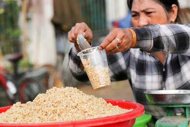 Rượu nếp, hoa quả đắt hàng ngày Tết Đoan Ngọ