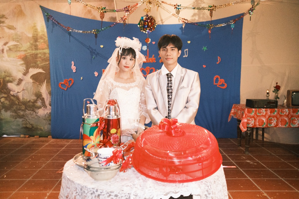 Biểu cảm của Thùy Tiên khi được Đức Phúc cầu hôn trong MV gây chú ý - 3