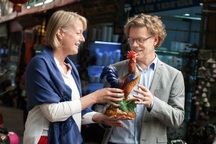 Đại sứ Thụy Điển thích thú ngắm tượng gà ở chợ gốm Bát Tràng