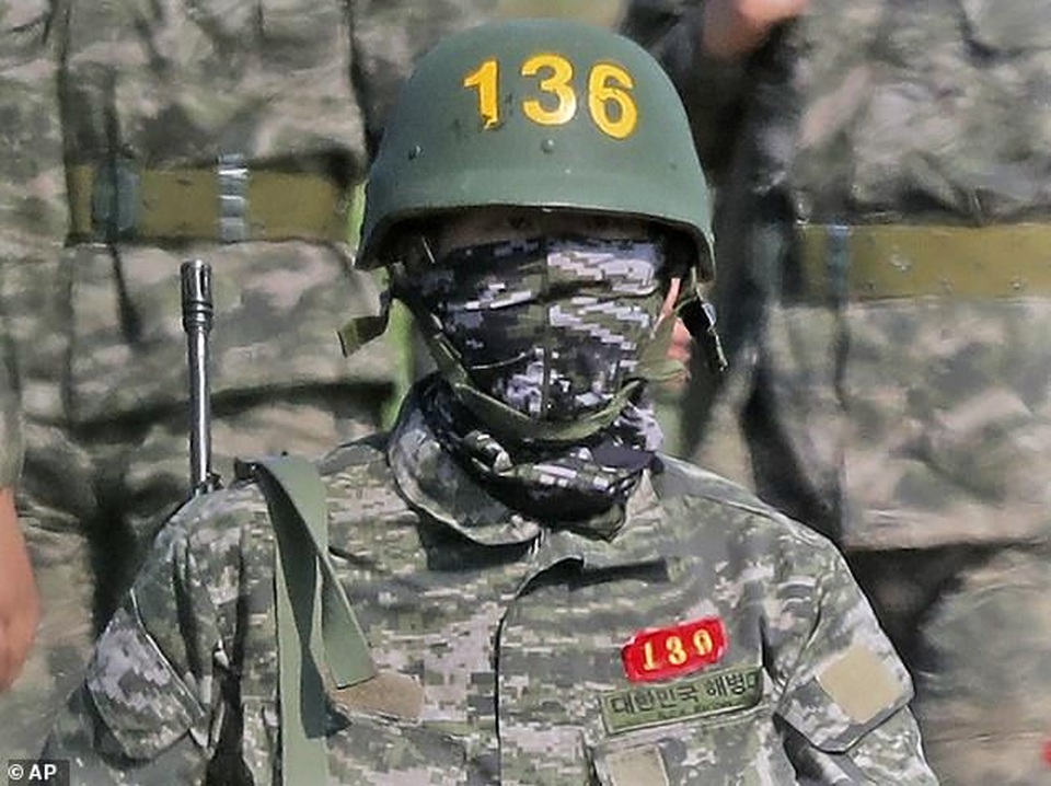 Son Heung Min cực ngầu khi mặc quân phục lính - 2 Son Heung Min cực ngầu khi mặc quân phục lính - 2