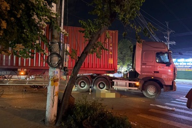 Nữ công nhân vừa tan ca bị xe đầu kéo cán tử vong ở TPHCM