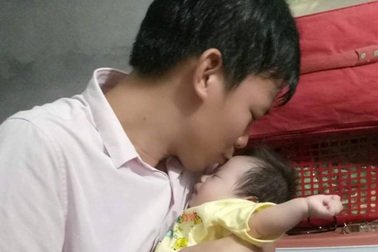 Giao bé gái bị bỏ rơi cho cặp vợ chồng hiếm muộn nuôi dưỡng