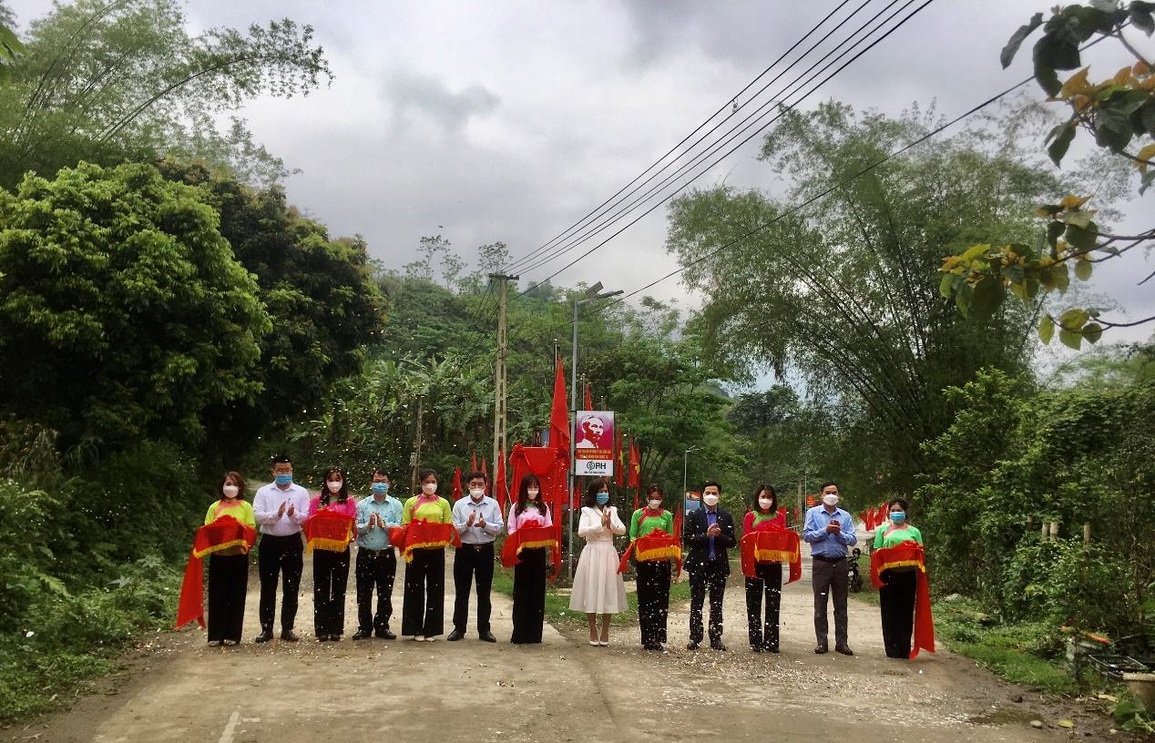 Lào Cai: Khánh thành công trình đèn năng lượng Gom nắng, thắp sáng đường quê - 4 Lào Cai: Khánh thành công trình đèn năng lượng Gom nắng, thắp sáng đường quê - 4