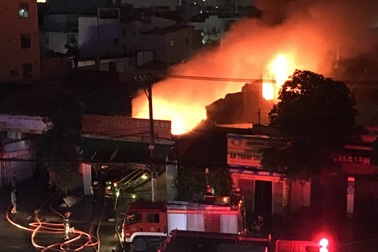 Kho vải bất ngờ bốc cháy lúc rạng sáng