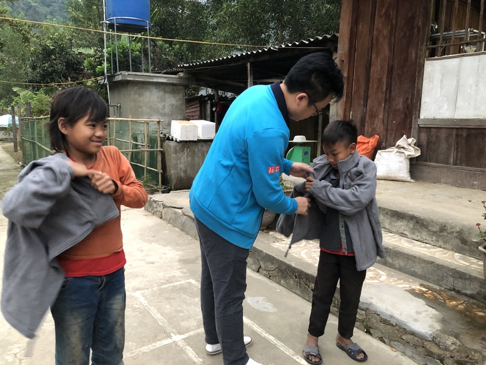 100 em nhỏ vùng biên giới Nghệ An được báo Dân trí tặng áo ấm giữa những ngày đông - 5 100 em nhỏ vùng biên giới Nghệ An được báo Dân trí tặng áo ấm giữa những ngày đông - 5