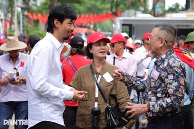 Đen Vâu tặng tiền khán giả, được chấm "10 điểm" ở lễ diễu hành