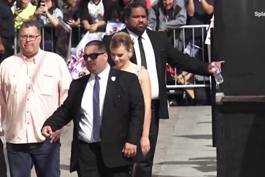 Scarlett Johansson trước khi lên hình trong chương trình “Jimmy Kimmel Live”