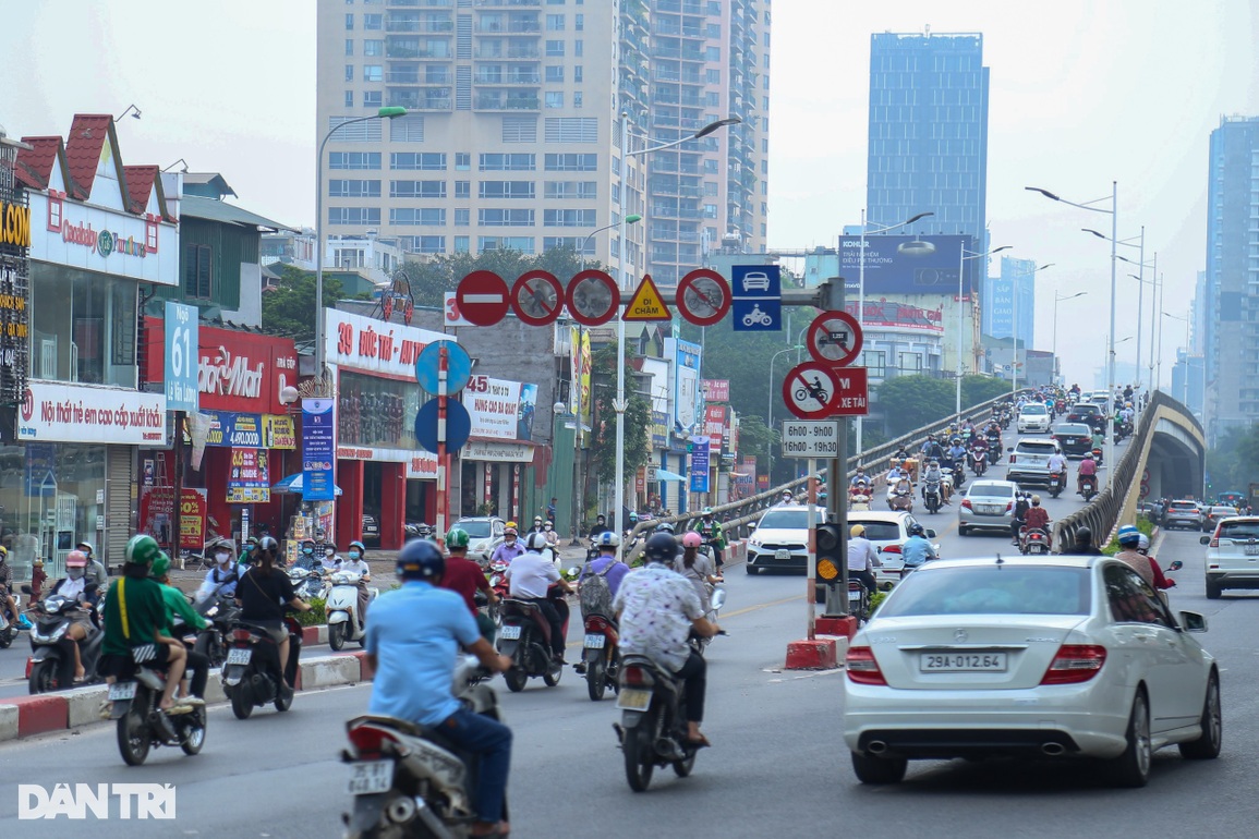 Hà Nội: Biển cấm xe máy trên cầu vượt đang để... làm cảnh? - 1 Hà Nội: Biển cấm xe máy trên cầu vượt đang để... làm cảnh? - 1