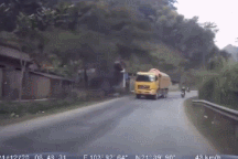 Cặp đôi đi xe máy gặp nạn vì vượt ẩu ở góc cua khuất tầm nhìn