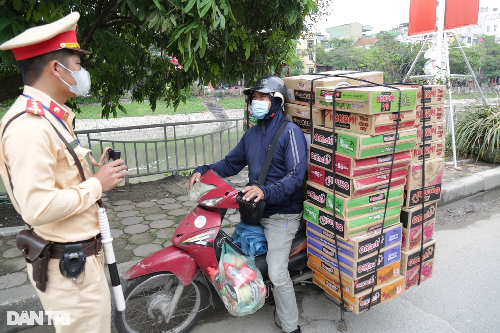 CSGT xử lý nhiều tài xế chở hàng cồng kềnh luồn lách trong ngõ nhỏ - 3 CSGT xử lý nhiều tài xế chở hàng cồng kềnh luồn lách trong ngõ nhỏ - 3