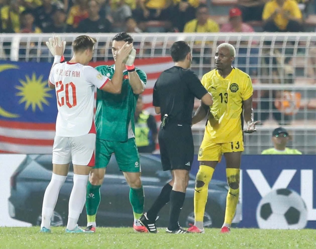 Vì sao thủ môn Lê Giang Patrik thoát thẻ đỏ ở trận gặp Malaysia? - 3