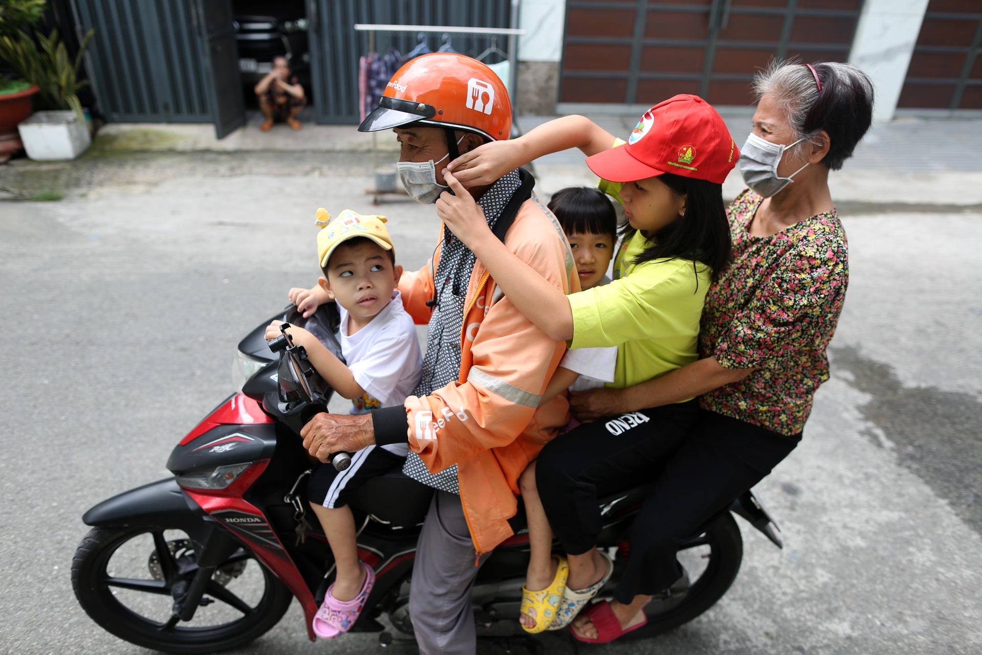 Bông hồng trắng, nén nhang và bình tro cốt mẹ của 3 đứa trẻ mồ côi - 6 Bông hồng trắng, nén nhang và bình tro cốt mẹ của 3 đứa trẻ mồ côi - 6