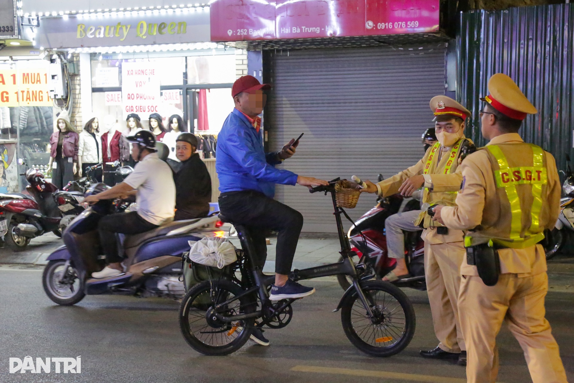 Người đàn ông bị CSGT tạm giữ xe đạp vì vi phạm nồng độ cồn - 2