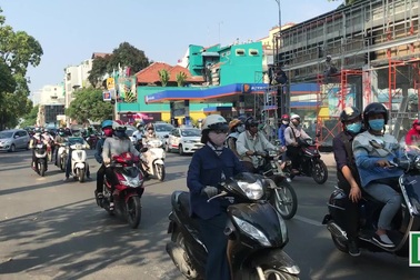 Cành cây rơi trúng đầu cô gái ở Sài Gòn