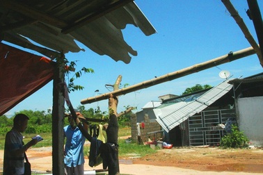 Lốc xoáy kinh hoàng lùa vào nhà đẩy thiếu nữ đi