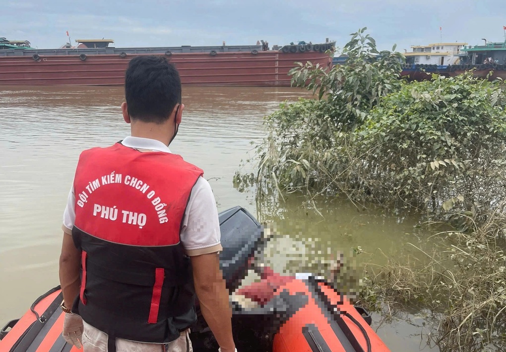 Vụ lật tàu trên sông Lô: Tìm thấy thi thể người chồng - 1 Vụ lật tàu trên sông Lô: Tìm thấy thi thể người chồng - 1