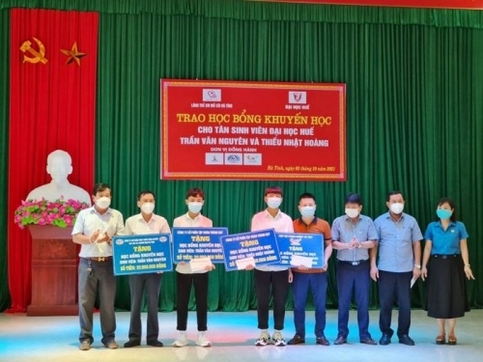 Trao học bổng khuyến học cho các em làng trẻ em mồ côi Hà Tĩnh trúng tuyển đại học Huế 