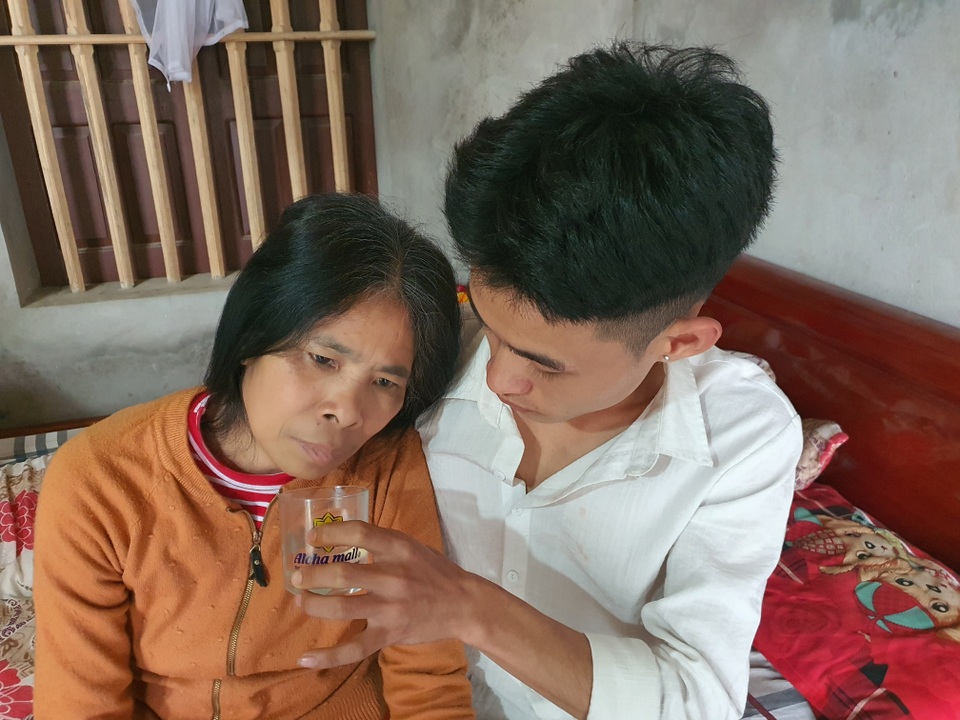 Đau nhói lòng cảnh chàng trai chăm mẹ ung thư trong nỗi cơ cực - 2 Đau nhói lòng cảnh chàng trai chăm mẹ ung thư trong nỗi cơ cực - 2