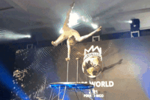 Choáng với màn diễn xiếc của người đẹp Mông Cổ tại dạ tiệc hoa hậu thế giới