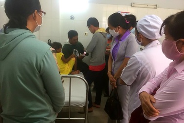 Nhiều người đến bệnh viện thăm bé gái 6 tuổi bị cha bạo hành