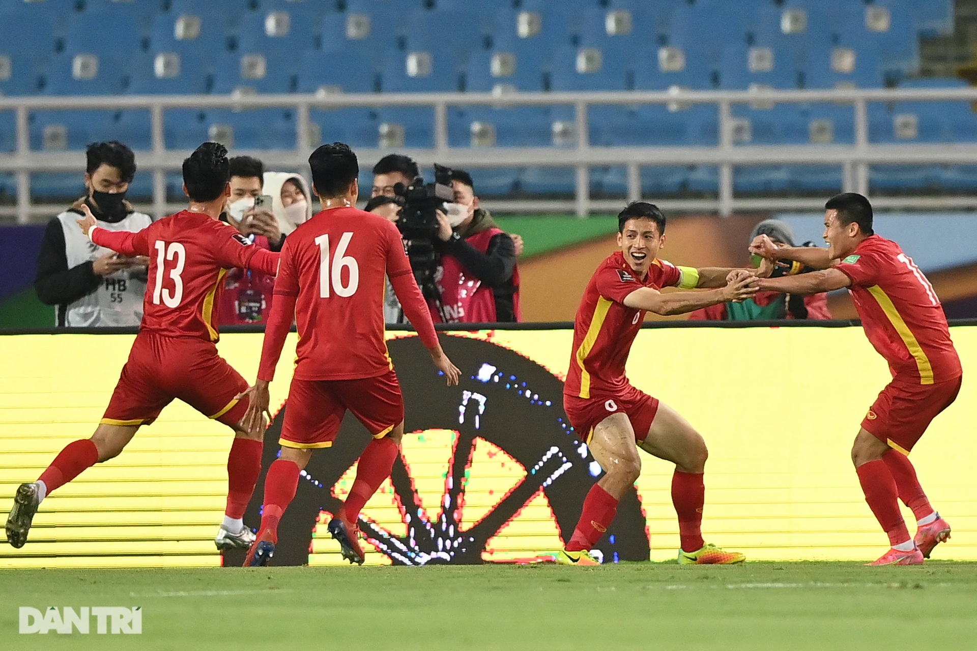 CĐV quá khích cầm cờ lao xuống sân ăn mừng cùng đội tuyển Việt Nam - 3 CĐV quá khích cầm cờ lao xuống sân ăn mừng cùng đội tuyển Việt Nam - 3