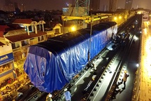 Xem cần cẩu khổng lồ đưa toa tàu lên đường sắt trên cao Cát Linh - Hà Đông