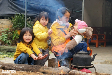 Rét dưới 10 độ C, người dân vùng biên giới đốt lửa sưởi ấm