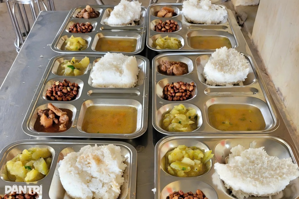 Xúc động những bữa cơm bán trú 17.000 đồng của học sinh vùng cao - 3 Xúc động những bữa cơm bán trú 17.000 đồng của học sinh vùng cao - 3