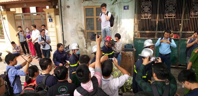 Quặn lòng cảnh người thân ngã quỵ khi nhận thi thể nạn nhân biến dạng trong vụ cháy làm 8 người chết ở Hà Nội - Ảnh 8.