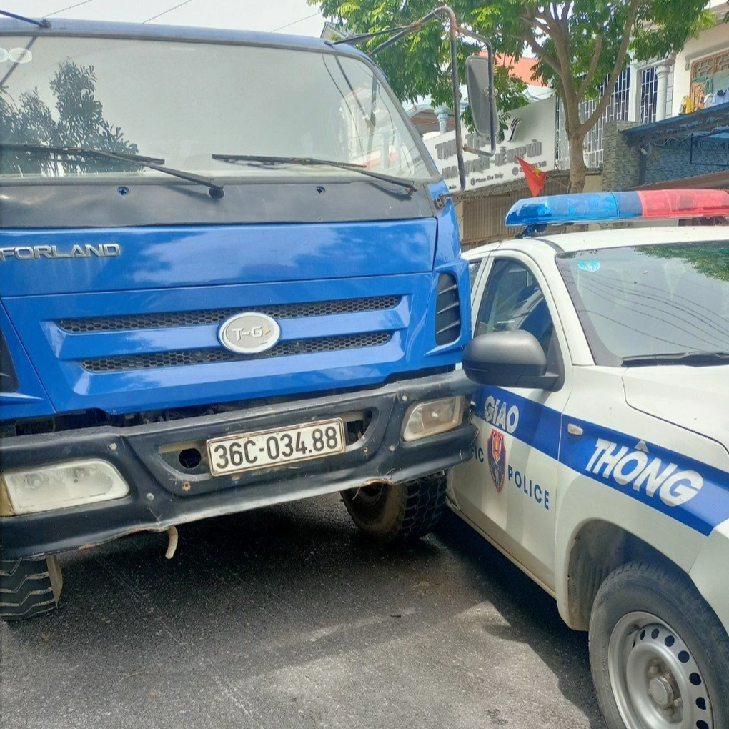 Bắt giữ tài xế đâm xe tải vào ô tô cảnh sát giao thông - 3 Bắt giữ tài xế đâm xe tải vào ô tô cảnh sát giao thông - 3