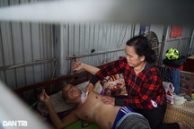 Người đàn bà khốn khó chăm con bị Down, chồng nằm liệt giường