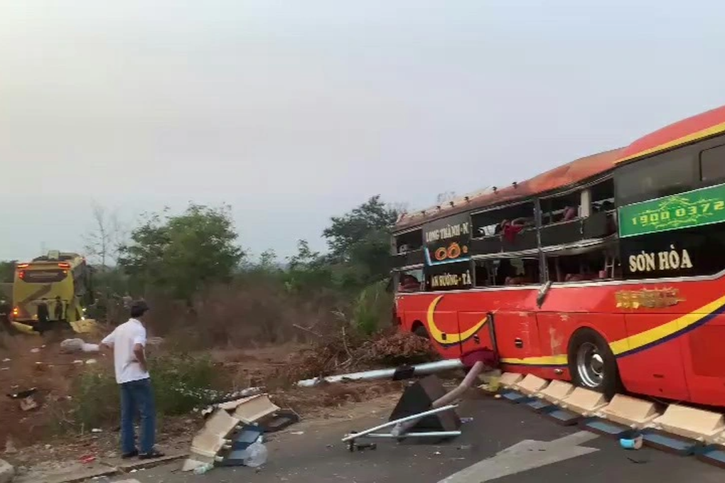 2 xe khách va chạm, 1 người tử vong, nhiều người bị thương - 3 2 xe khách va chạm, 1 người tử vong, nhiều người bị thương - 3