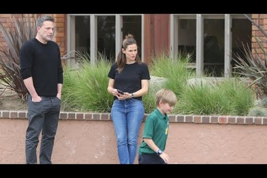 Ben Affleck thân thiết với Jennifer Garner