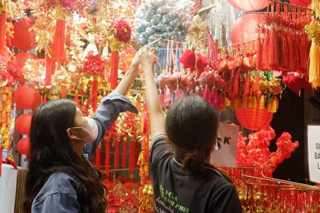 Doanh thu giảm 50%, tiểu thương bán lồng đèn thấp thỏm mùa lễ hội - 3 Doanh thu giảm 50%, tiểu thương bán lồng đèn thấp thỏm mùa lễ hội - 3