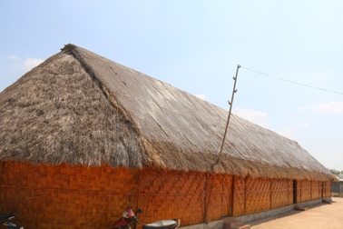 Nhà tranh vách nứa 3,4 tỷ đồng: Công ty của người nhà lãnh đạo Sở thi công