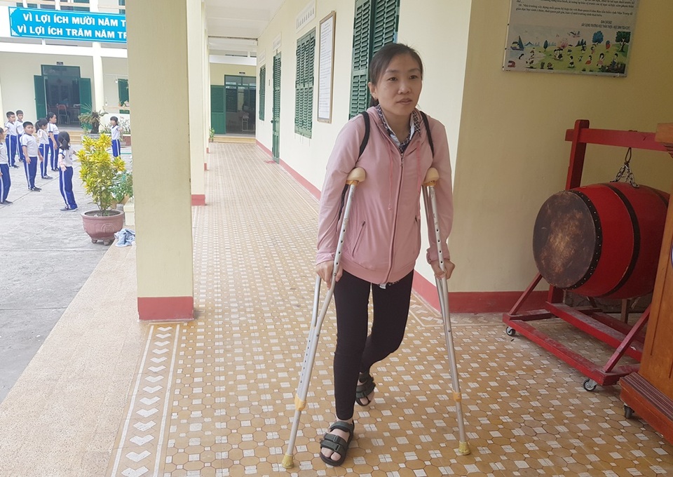 Phòng GD-ĐT TP Nha Trang thăm hỏi “cô giáo chống nạng vẫn vượt biển đi dạy học” - 2 Phòng GD-ĐT TP Nha Trang thăm hỏi “cô giáo chống nạng vẫn vượt biển đi dạy học” - 2