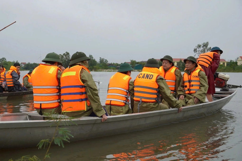 Hai Phó Thủ tướng thăm hỏi người dân vùng lũ và sạt lở ở miền Trung - 2 Hai Phó Thủ tướng thăm hỏi người dân vùng lũ và sạt lở ở miền Trung - 2