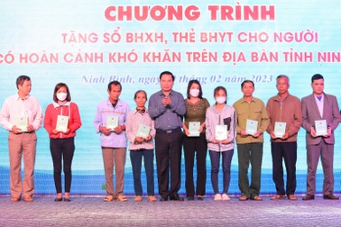 Hơn 1.000 sổ BHXH, thẻ BHYT tặng người khó khăn