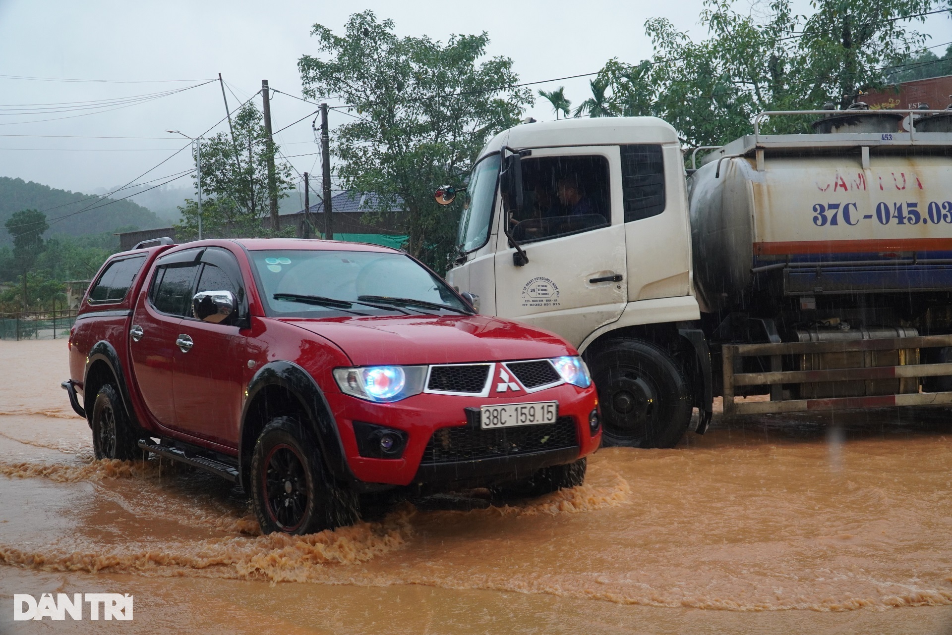 Quốc lộ 15A tê liệt trong nước lũ, xe chết máy, giao thông hỗn loạn - 5