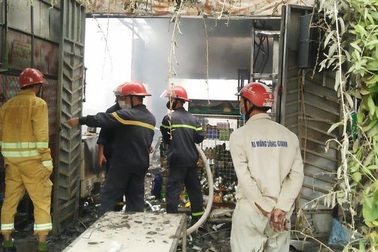 Cửa hàng tạp hóa bốc cháy giữa trưa, hơn 1 tỷ đồng "ra tro"