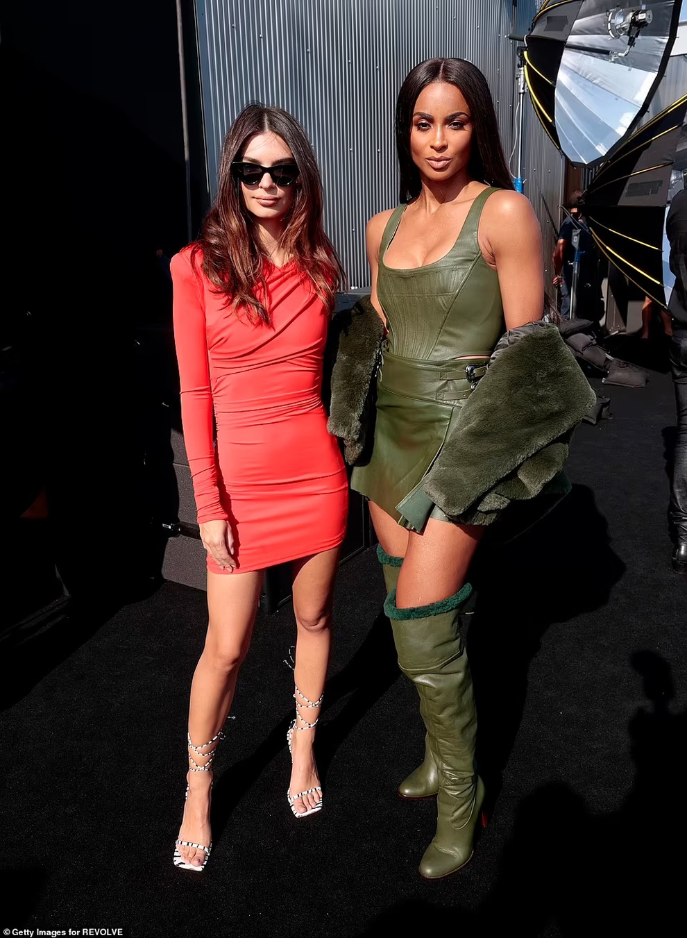 Alessandra Ambrosio mặc váy xẻ cao khoe chân dài miên man - 4 Alessandra Ambrosio mặc váy xẻ cao khoe chân dài miên man - 4