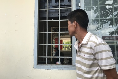 Ông bố đứng gần 4 tiếng đồng hồ ngóng con thi