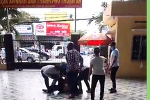 Xông vào trụ sở toà án khiêng người ra ngoài vì tranh chấp đất đai