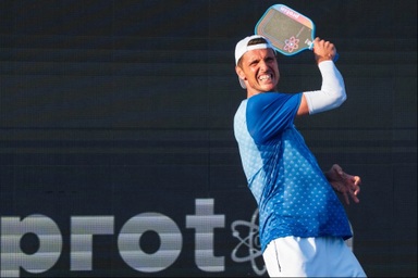 Tay vợt pickleball đánh đôi số một thế giới thi đấu ở Việt Nam
