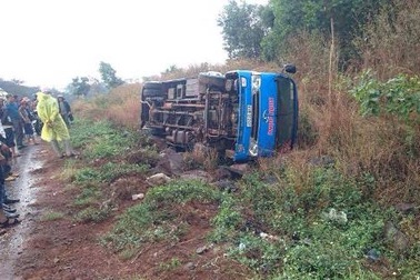 Xe khách lật nhào trên đường, hành khách la hét hoảng loạn