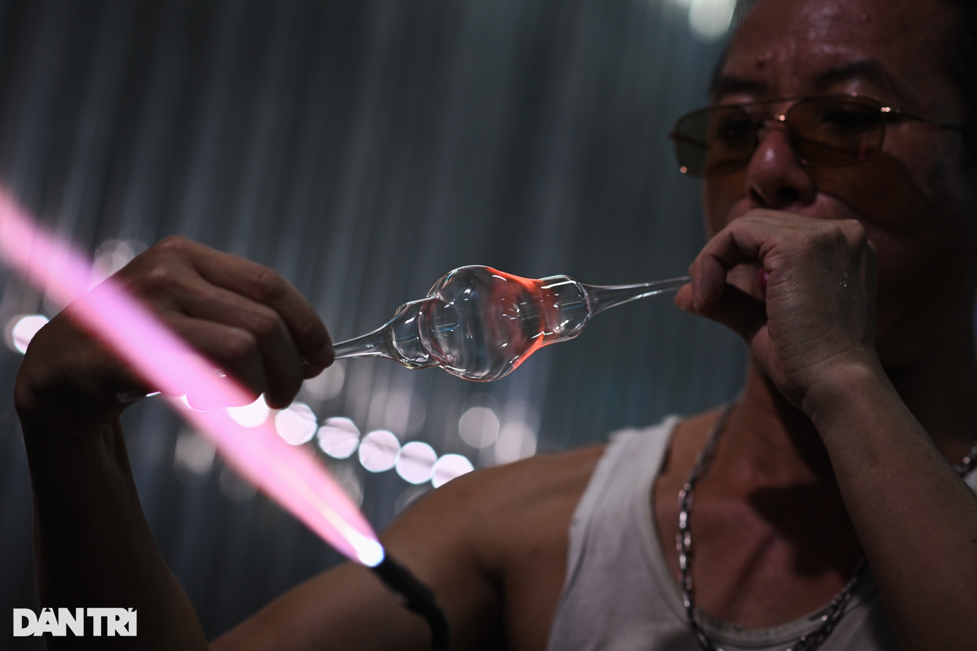 Đỏ lửa giữ nghề thổi thủy tinh truyền thống ở Hà Nội - 5 Đỏ lửa giữ nghề thổi thủy tinh truyền thống ở Hà Nội - 5