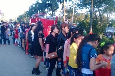 Khu vui chơi đông nghịt người chiều mùng 2 Tết