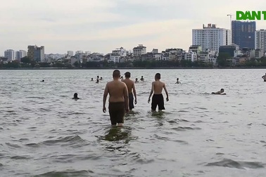Nắng nóng đỉnh điểm, Hồ Tây thành "bể bơi" tự nhiên lớn nhất Hà Nội