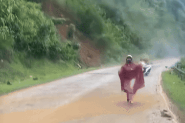 Cô gái kể phút tháo chạy khi đất đá sạt lở ào ào giữa đường ở Sơn La