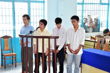 Cướp tiệm vàng để trả nợ cá độ bóng đá